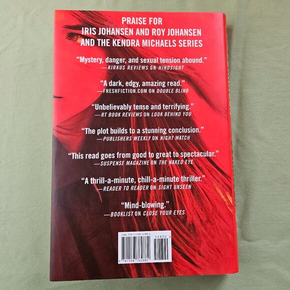 Iris & Roy Johansen - Blink of an Eye - Hardcover Kendra Michaels Series Book #8 - Picture 8 of 8